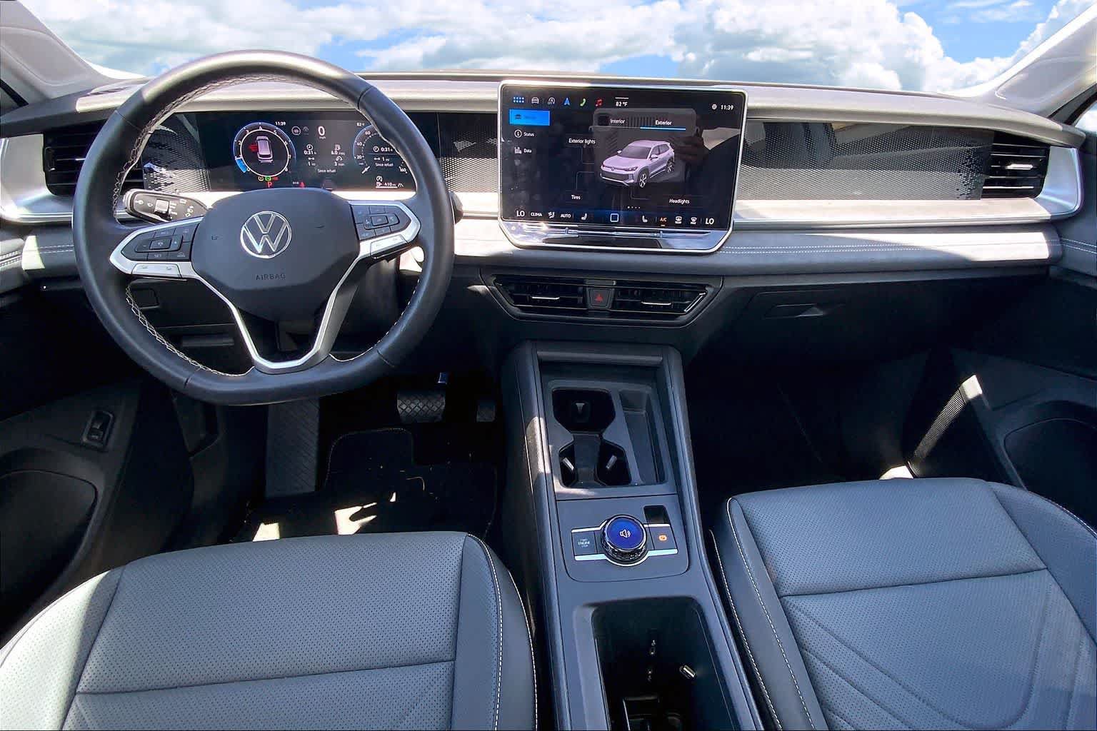 Certified 2025 Volkswagen Tiguan SE AWD/4WD image 10