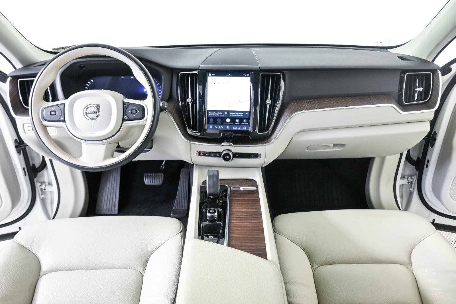 Certified 2022 Volvo XC60 B5 Momentum w/ Protection Package AWD/4WD image 16