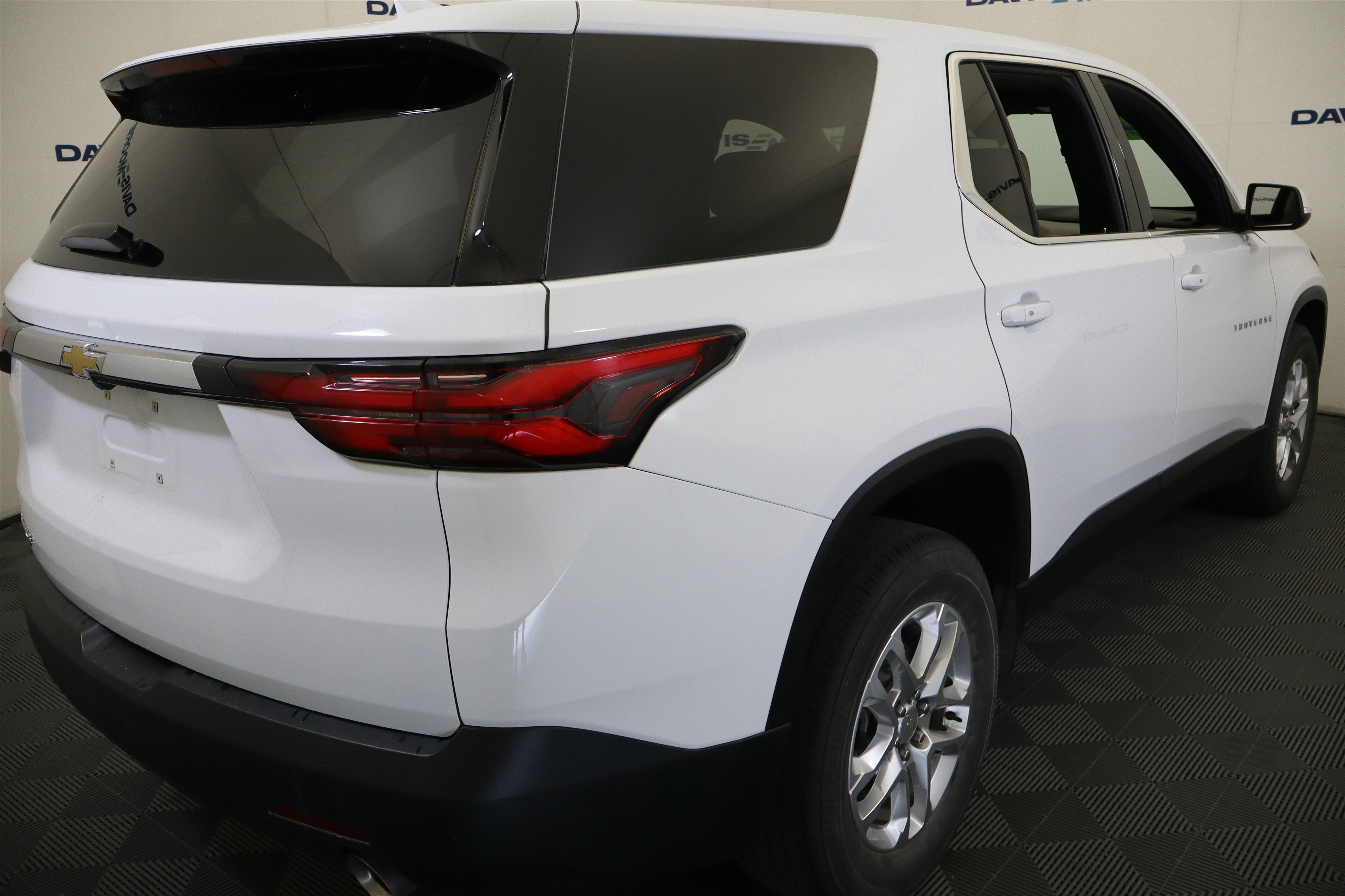Used 2023 Chevrolet Traverse LS FWD image 6