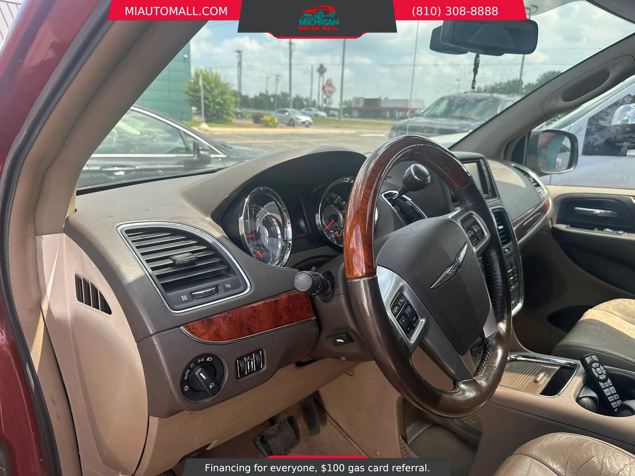 Used 2012 Chrysler Town & Country Limited w/ Luxury Group FWD image 9