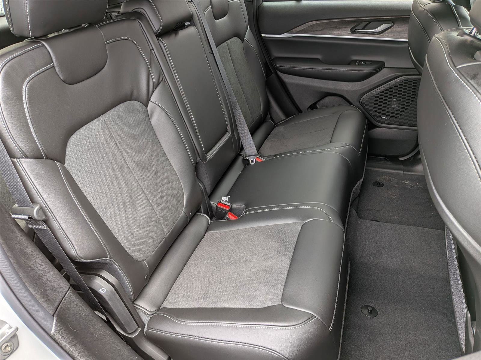 New 2026 Jeep Grand Cherokee Altitude AWD/4WD image 30