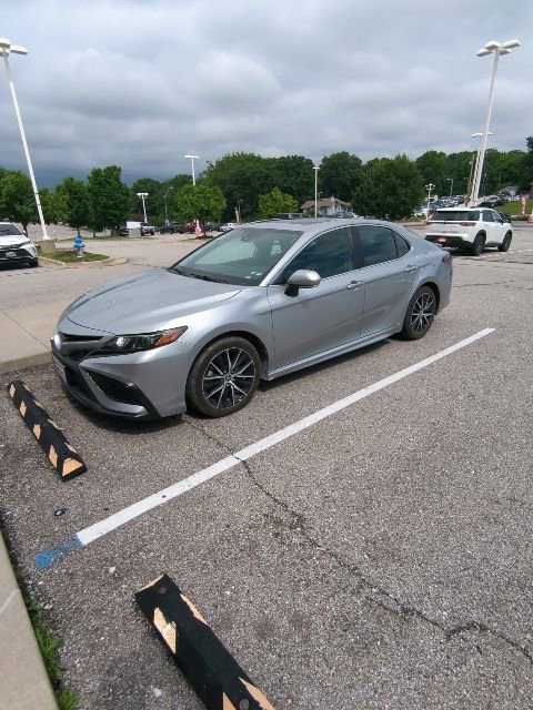 Used 2024 Toyota Camry SE w/ Convenience Package FWD image 2