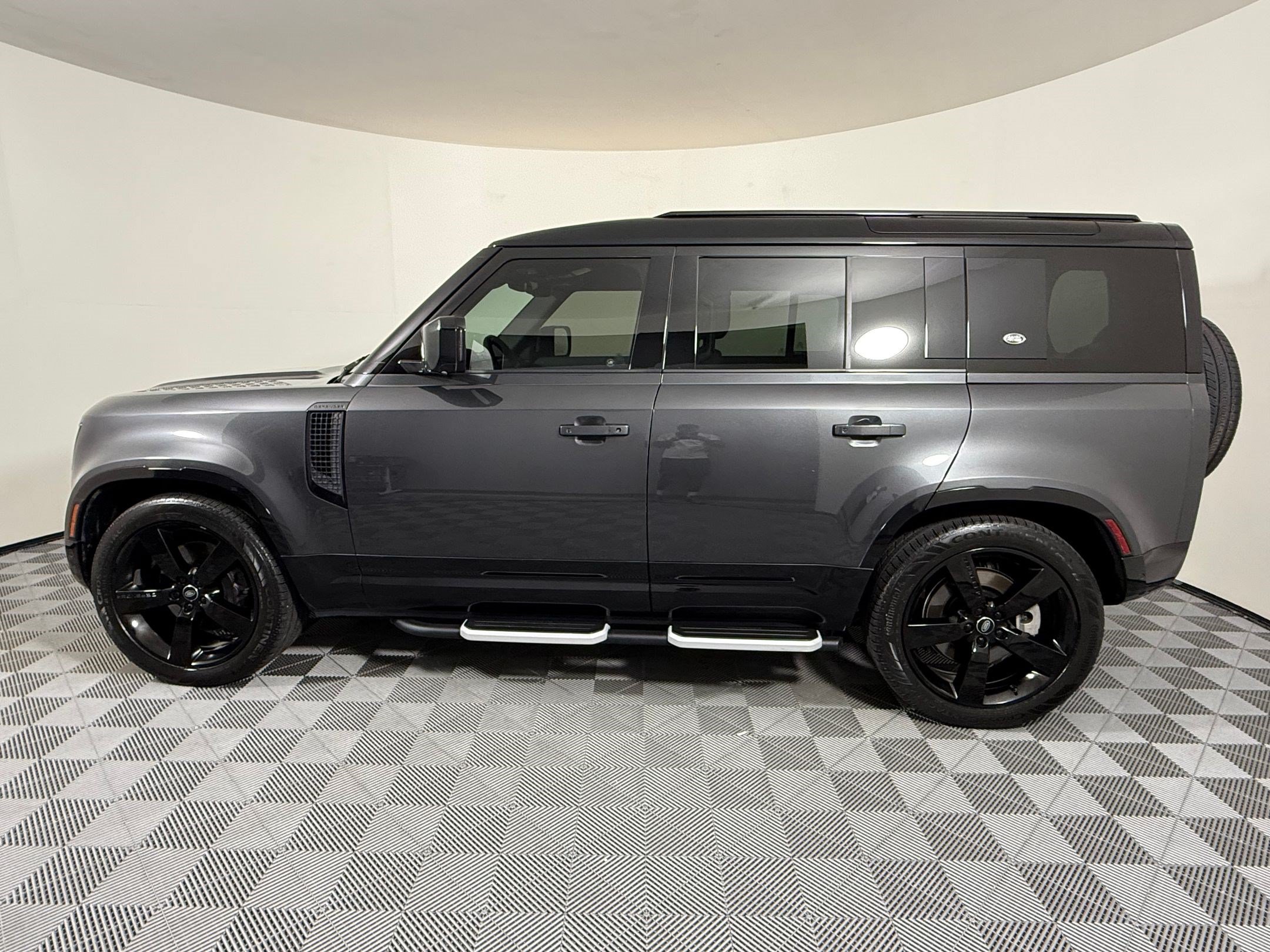 Used 2023 Land Rover Defender 110 X-Dynamic SE AWD/4WD image 2