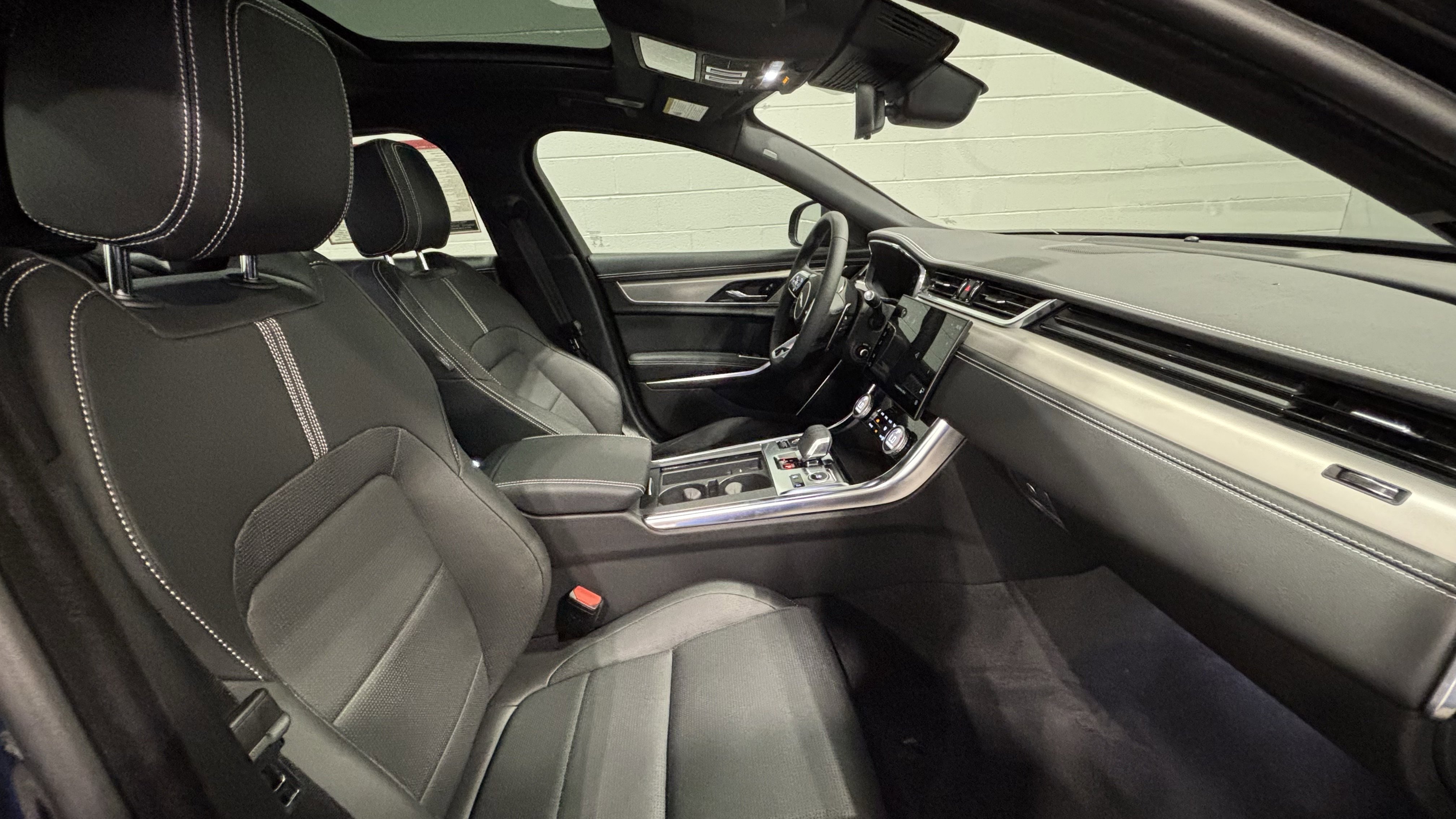 New 2024 Jaguar XF R-Dynamic SE AWD/4WD image 17