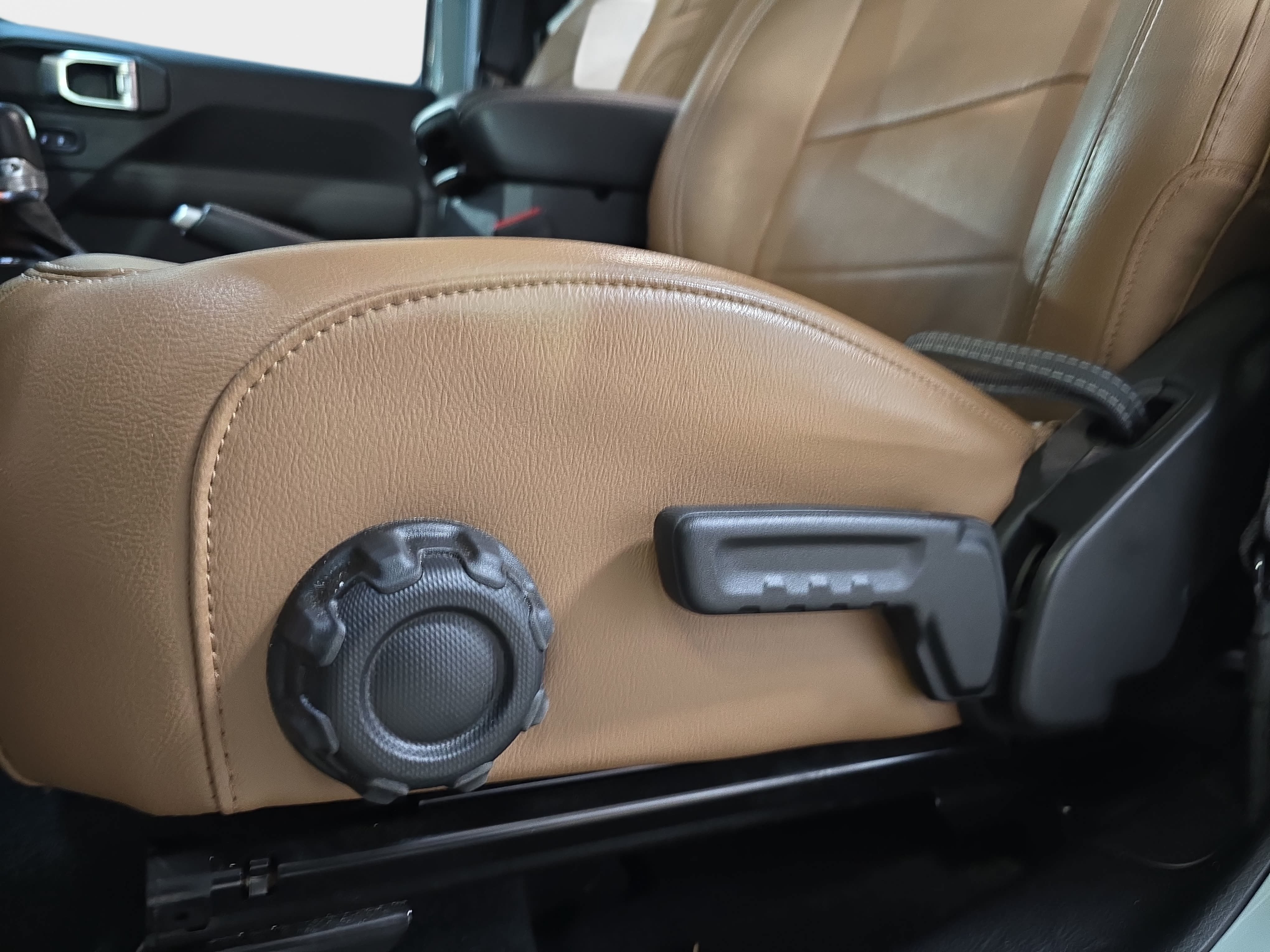 Used 2023 Jeep Wrangler Unlimited Sahara w/ Cold Weather Group AWD/4WD image 26