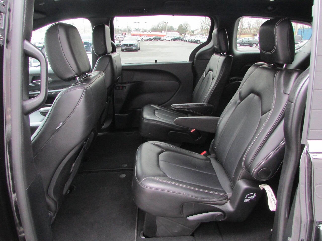 Used 2025 Chrysler Pacifica Select FWD image 5