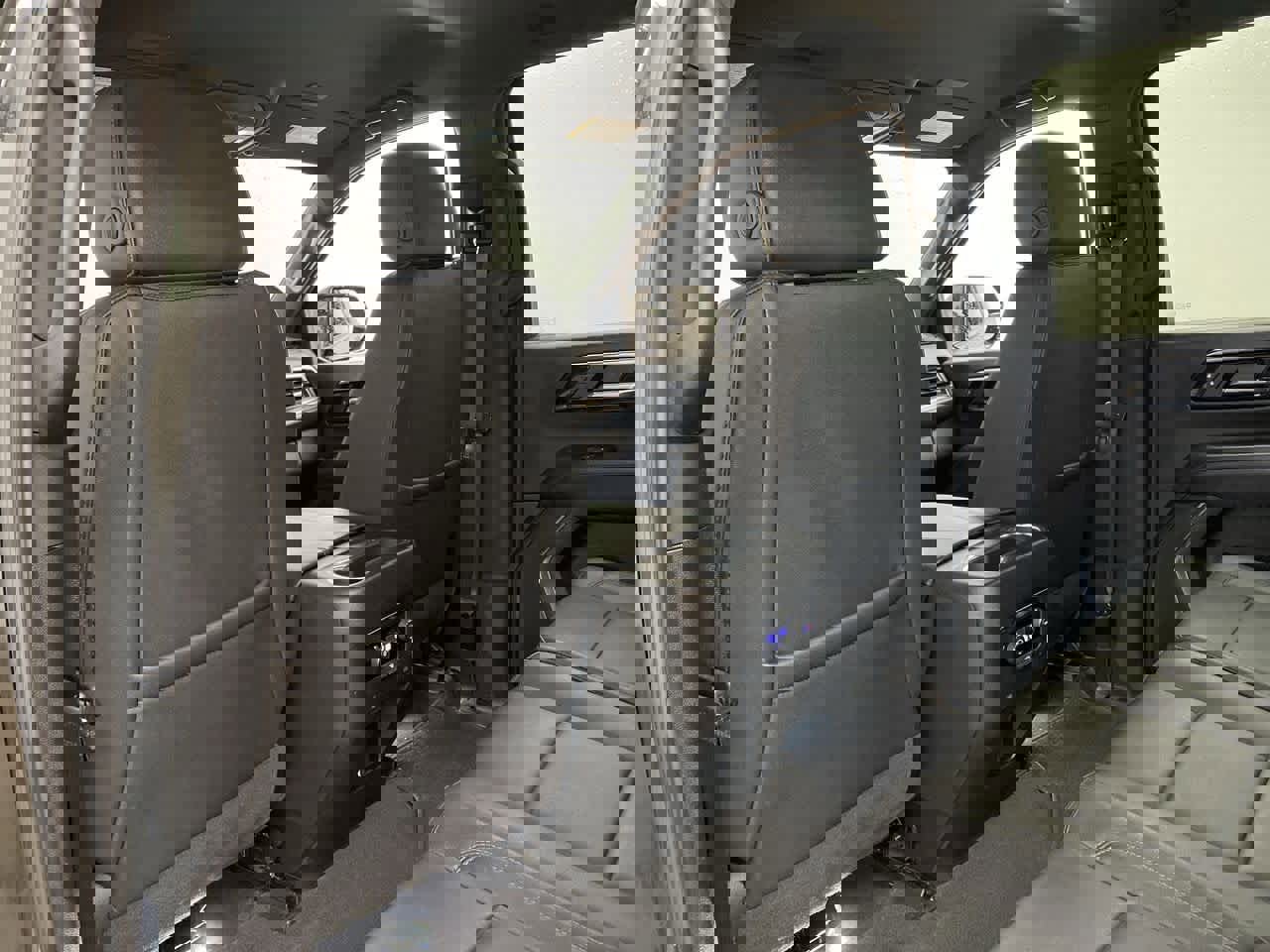 Used 2025 Chevrolet Suburban Z71 image 16