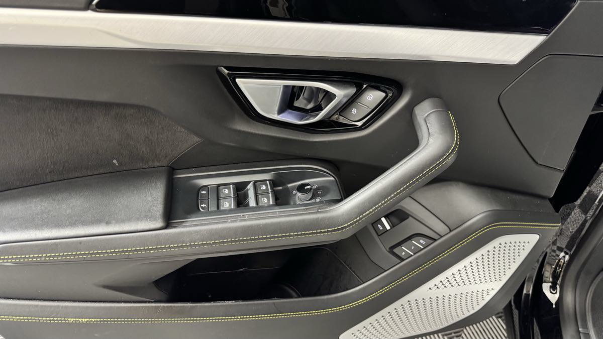 Used 2019 Lamborghini Urus AWD/4WD image 12