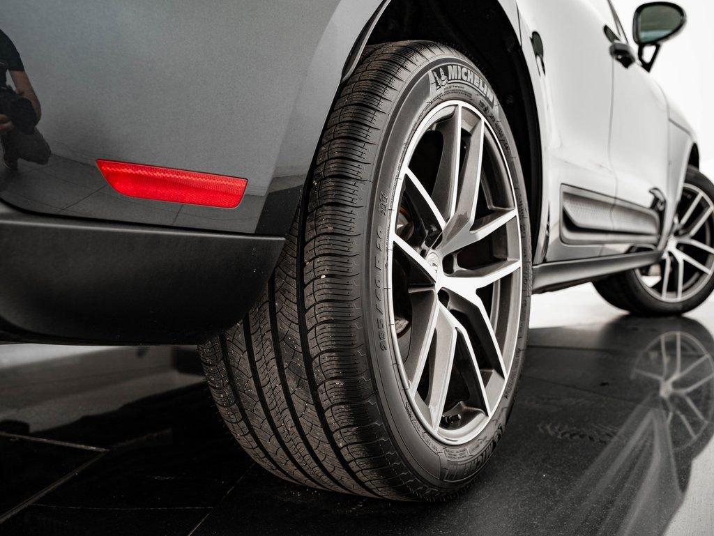 Certified 2025 Porsche Macan AWD/4WD image 49