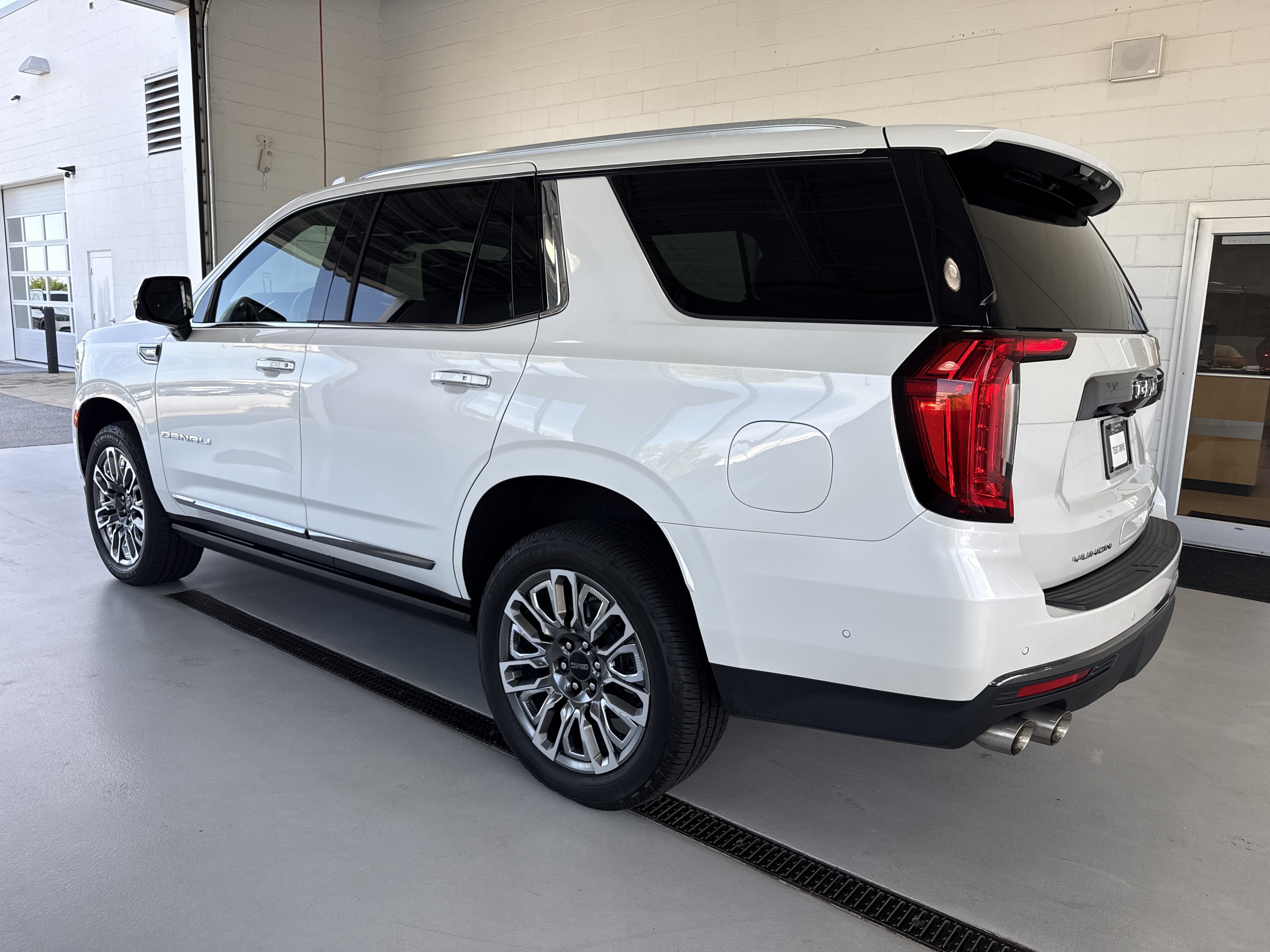 Used 2024 GMC Yukon Denali Ultimate AWD/4WD image 3