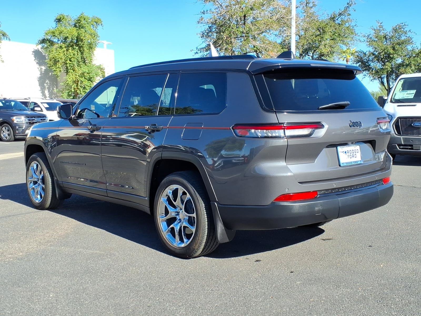 Used 2025 Jeep Grand Cherokee L Altitude RWD image 3