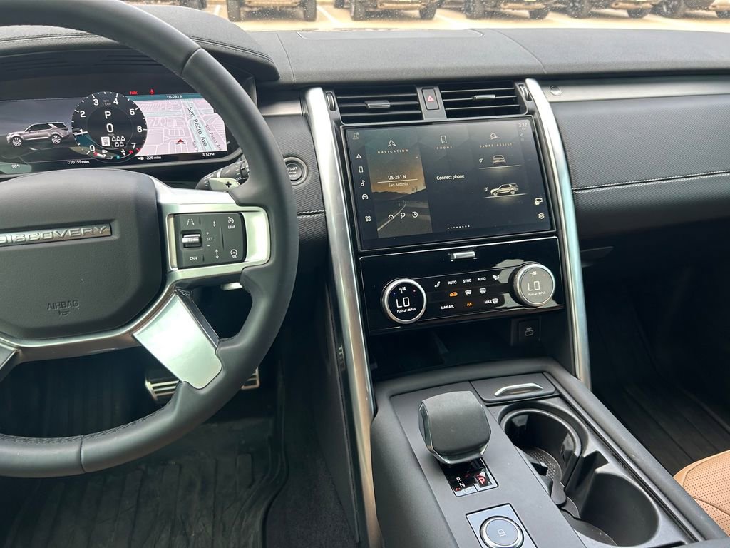 Used 2024 Land Rover Discovery Dynamic SE image 18