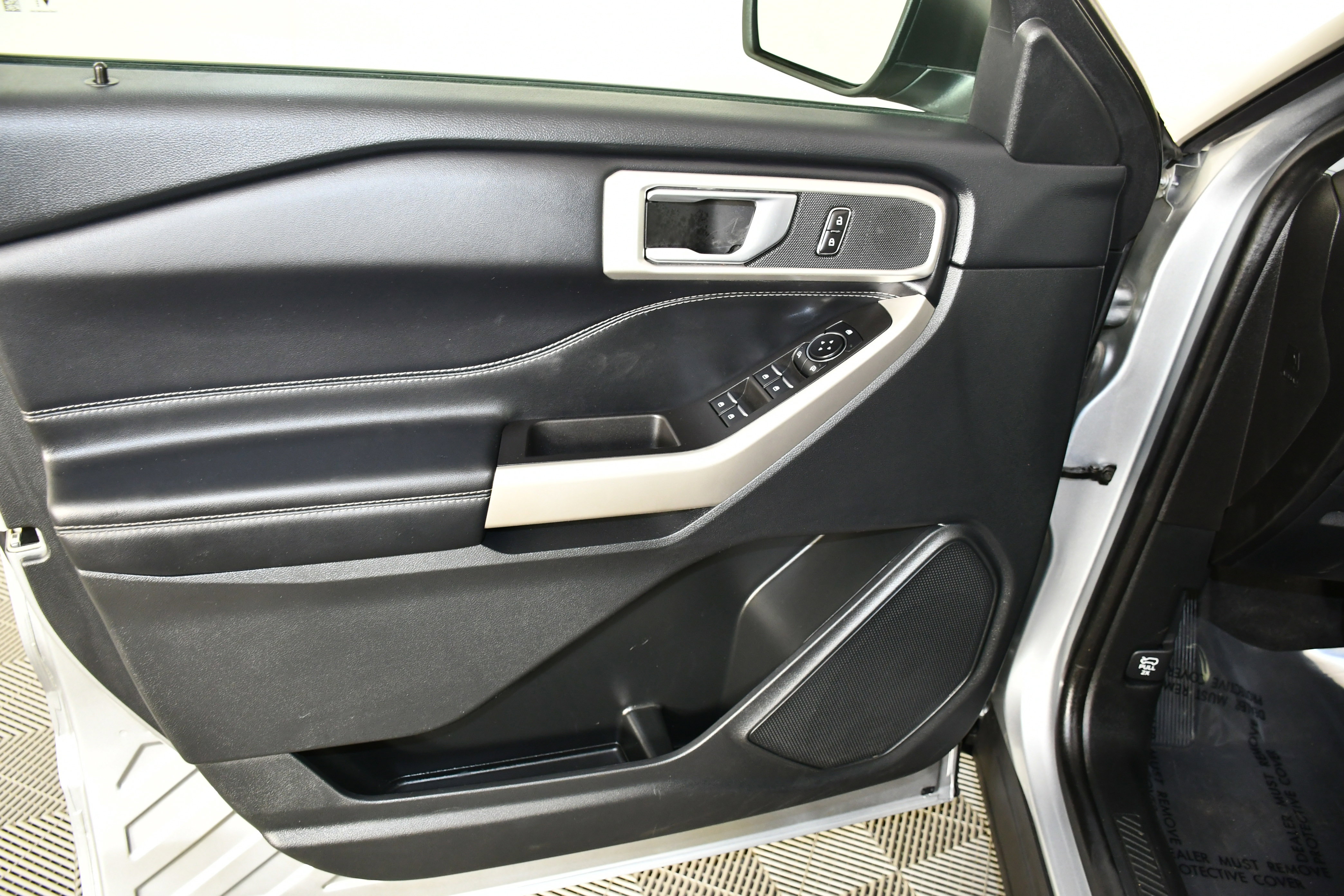 Used 2023 Ford Explorer XLT image 35