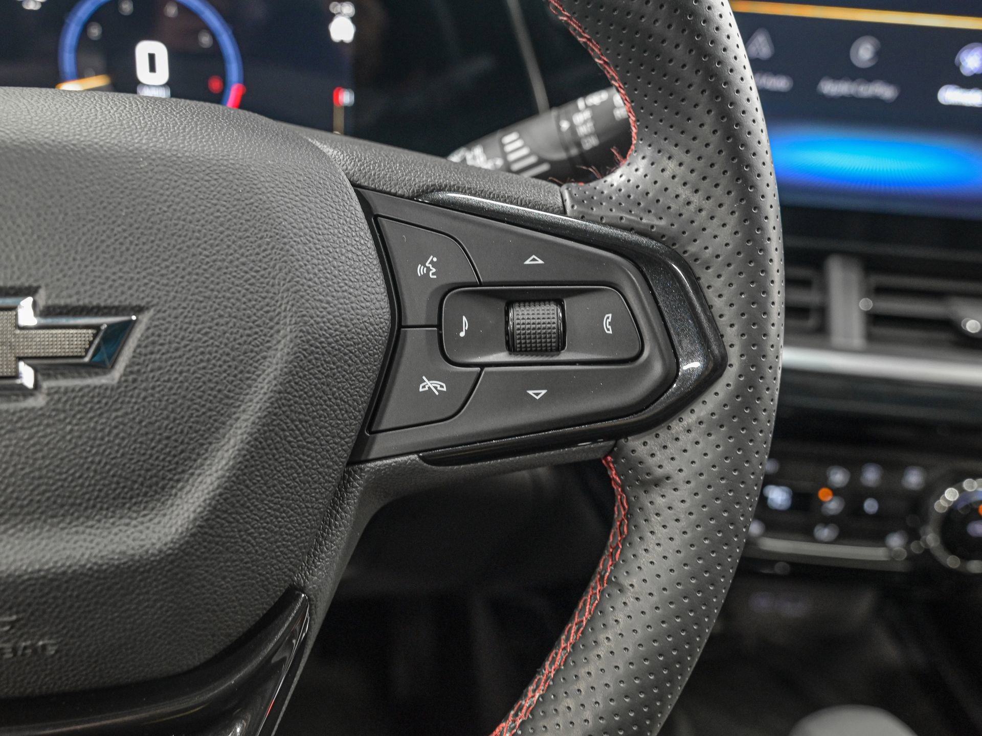 Used 2025 Chevrolet Trax RS w/ Sunroof Package image 19