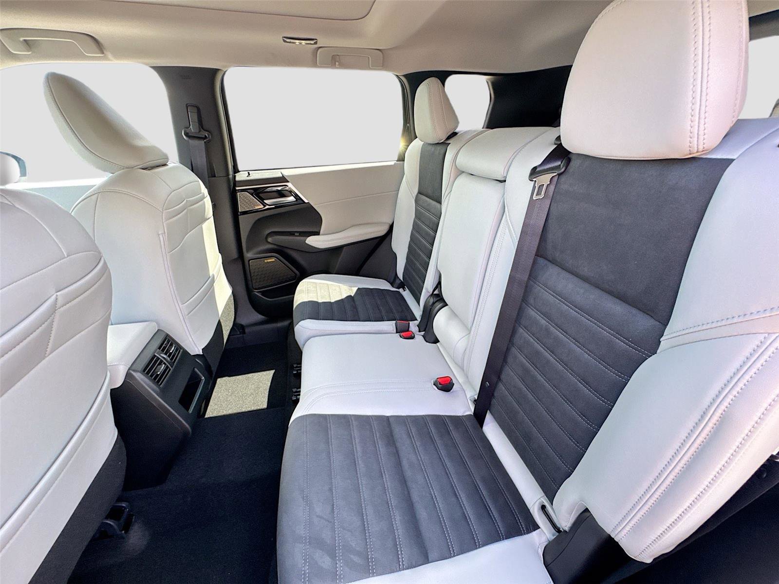 New 2025 Mitsubishi Outlander SE image 25