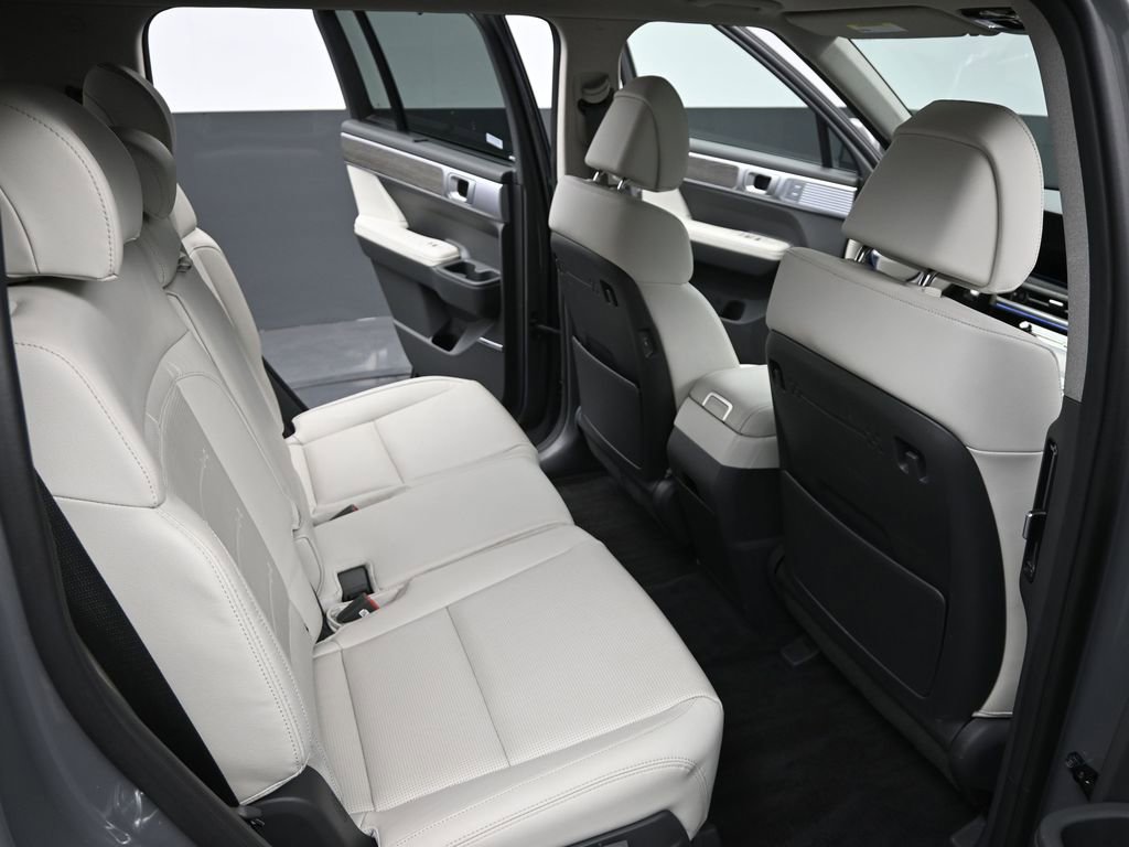 Used 2025 Hyundai Santa Fe Limited image 17