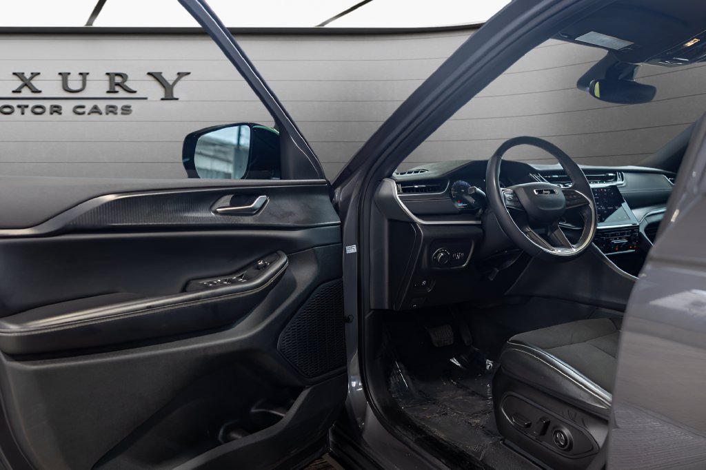 Used 2023 Jeep Grand Cherokee Altitude AWD/4WD image 30