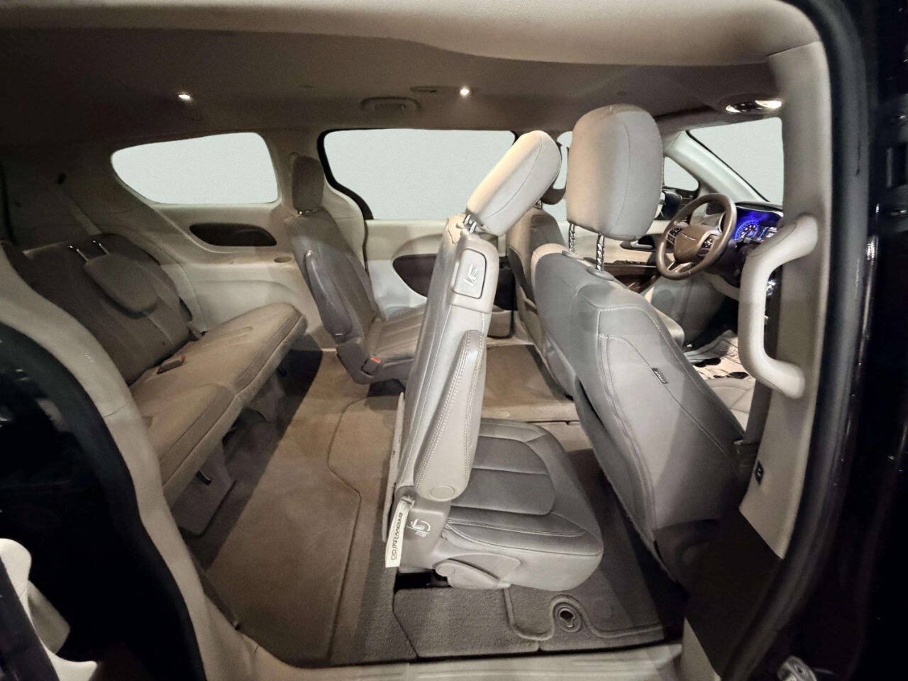 Used 2017 Chrysler Pacifica Touring FWD image 24
