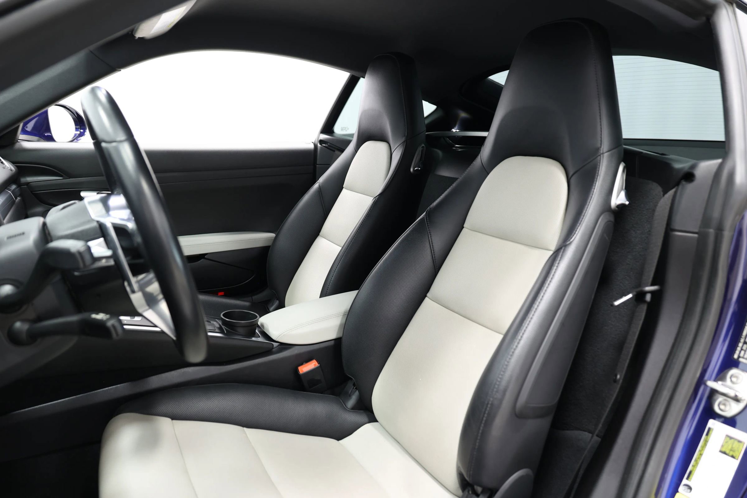 Used 2021 Porsche 718 Cayman RWD image 3
