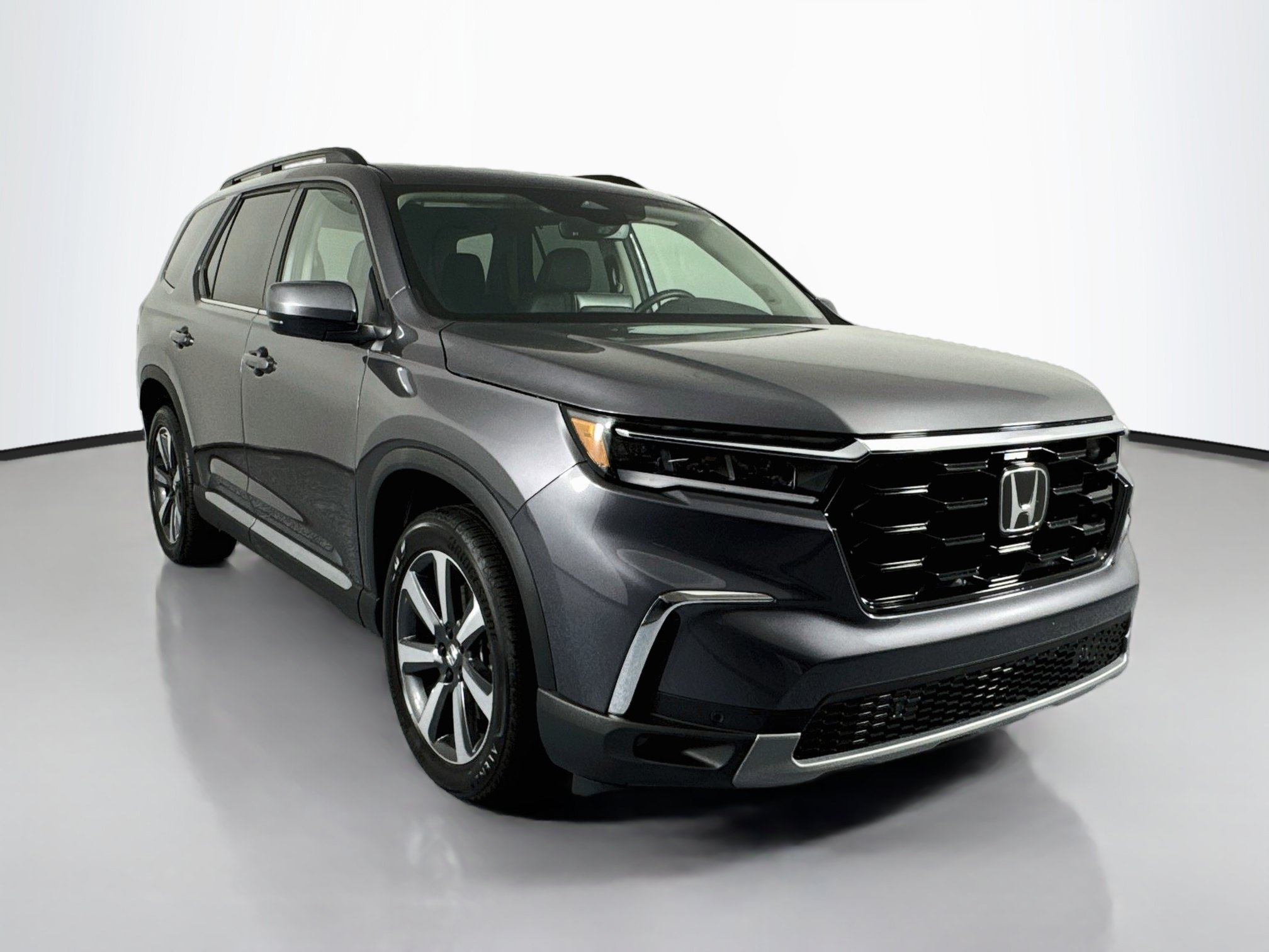 Certified 2025 Honda Pilot Touring image 3