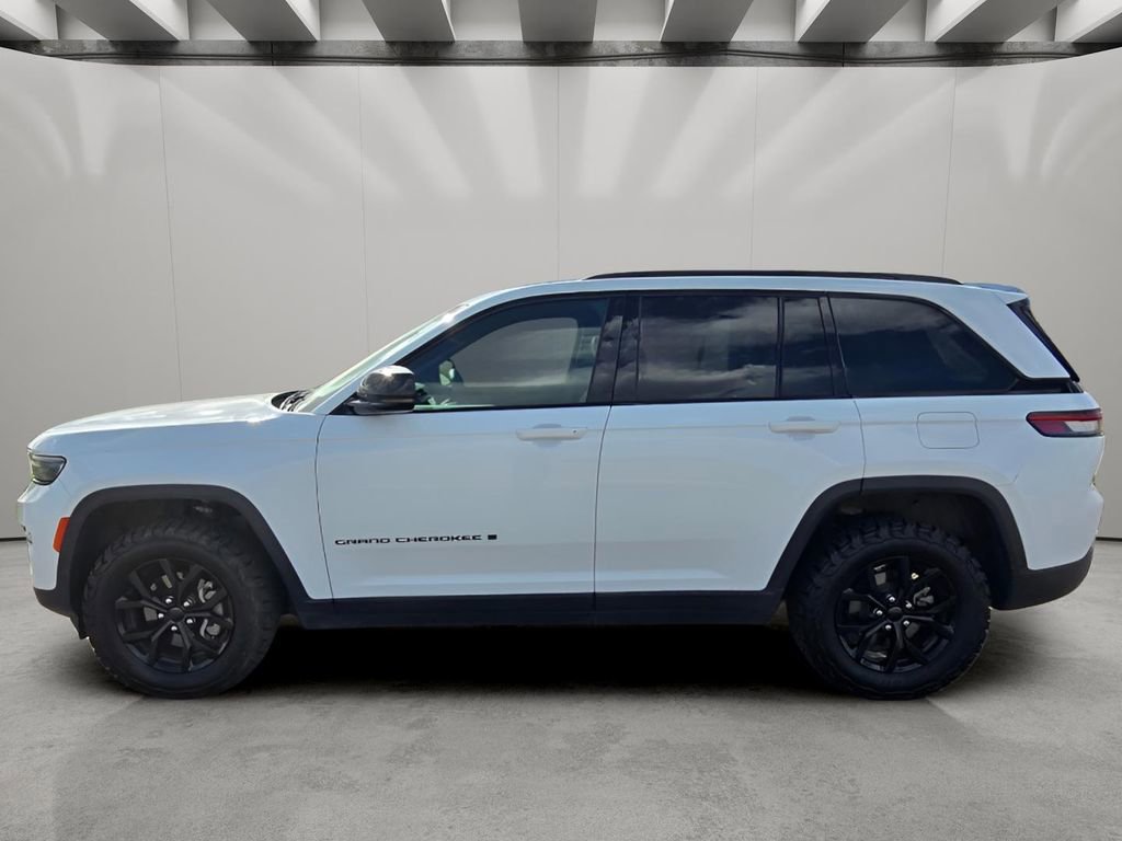Used 2024 Jeep Grand Cherokee Altitude image 2