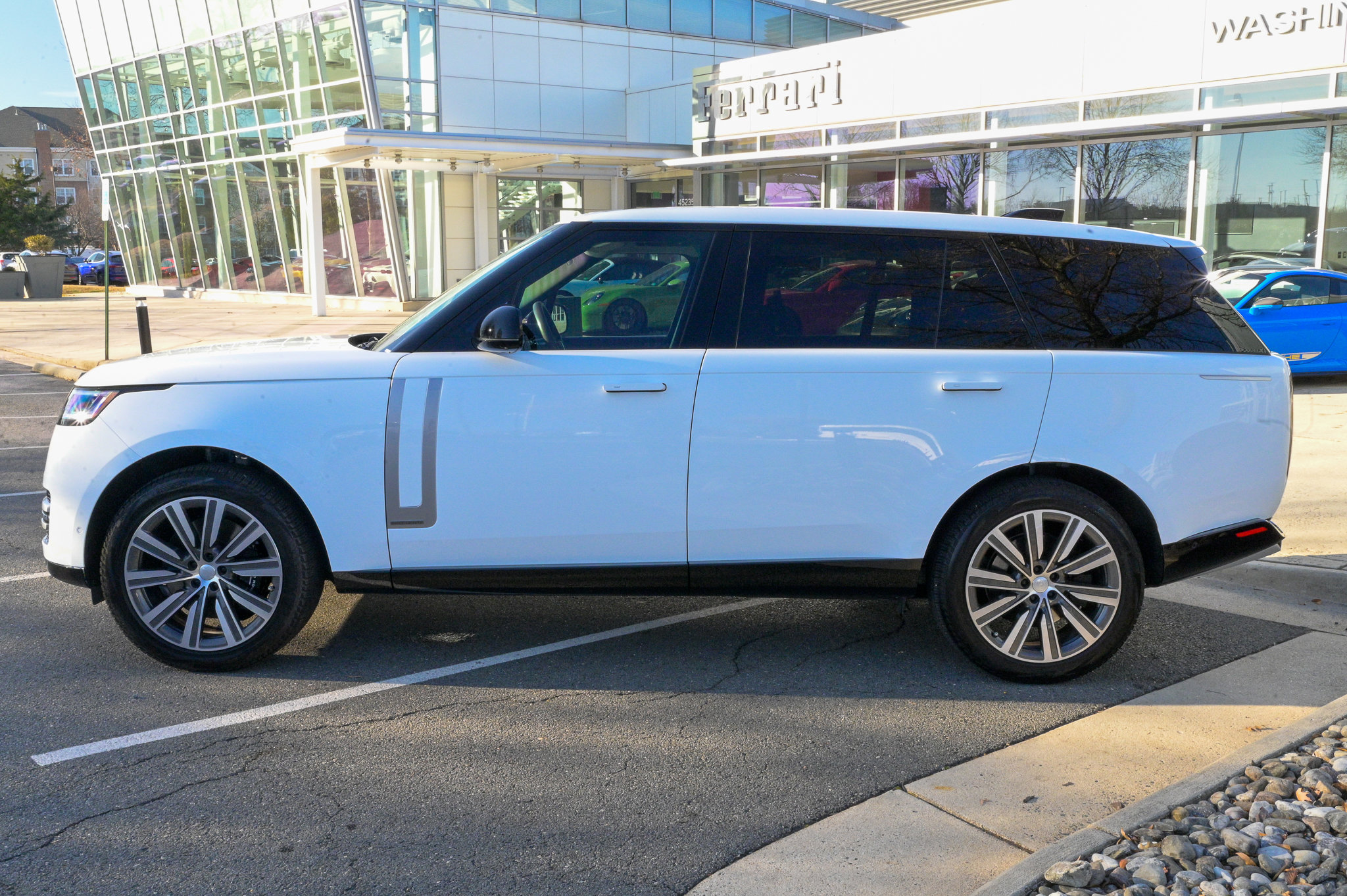 Used 2025 Land Rover Range Rover Long Wheelbase Autobiography image 8