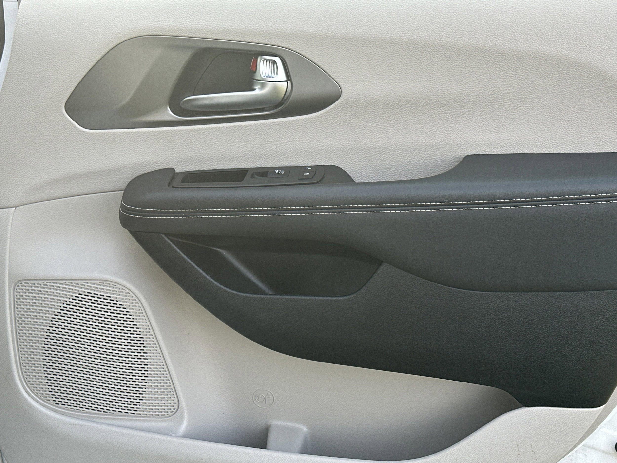 Used 2024 Chrysler Pacifica Touring-L FWD image 14