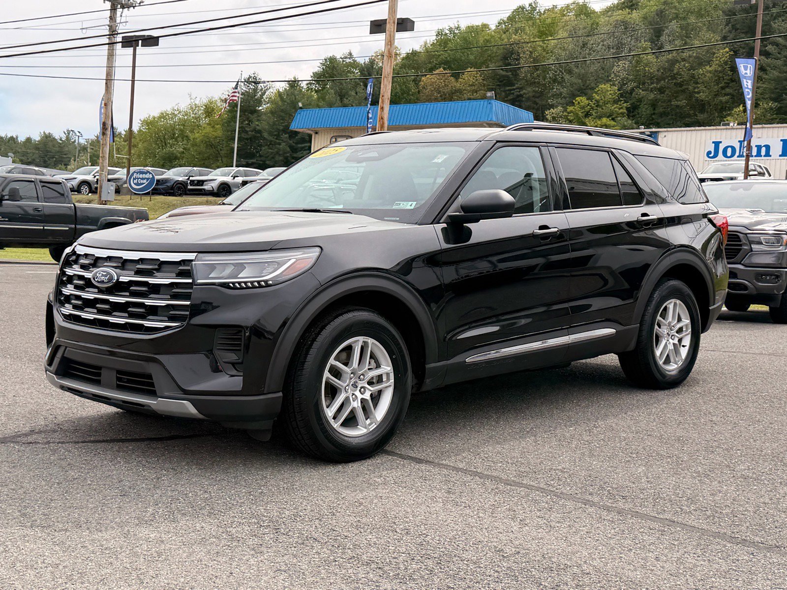 Used 2025 Ford Explorer Active AWD/4WD image 1