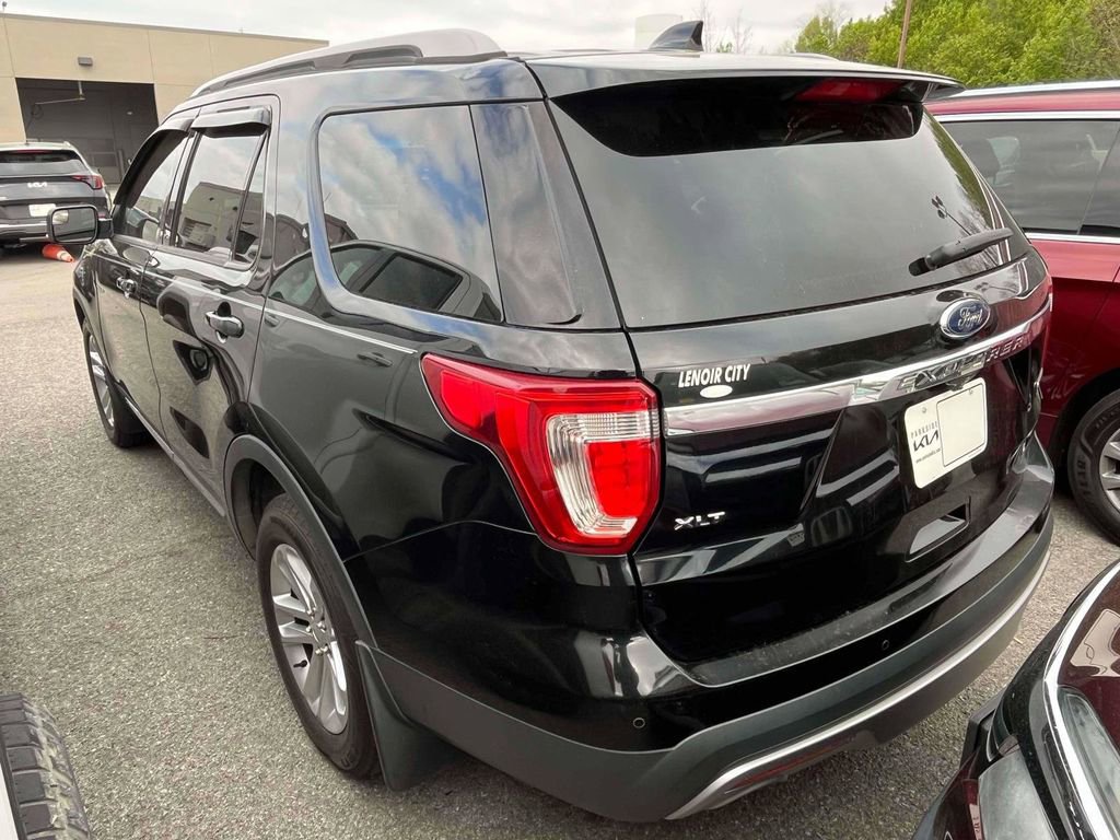 Used 2016 Ford Explorer XLT w/ Equipment Group 202A image 3