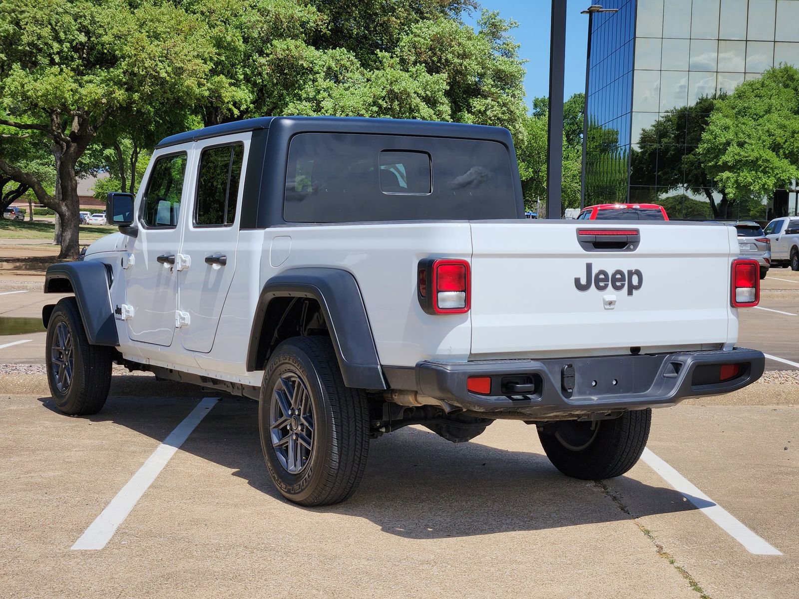 Used 2025 Jeep Gladiator Sport AWD/4WD image 4