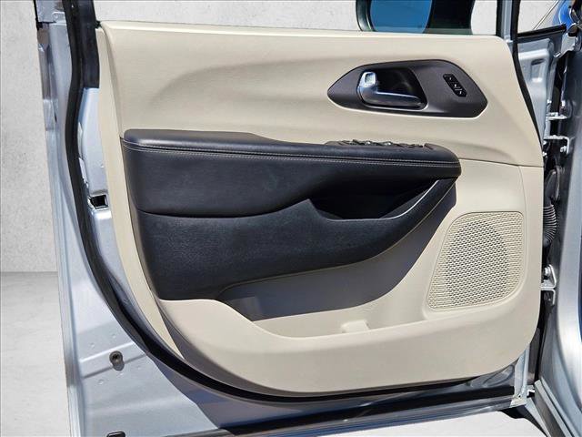 Used 2023 Chrysler Pacifica Touring-L FWD image 11