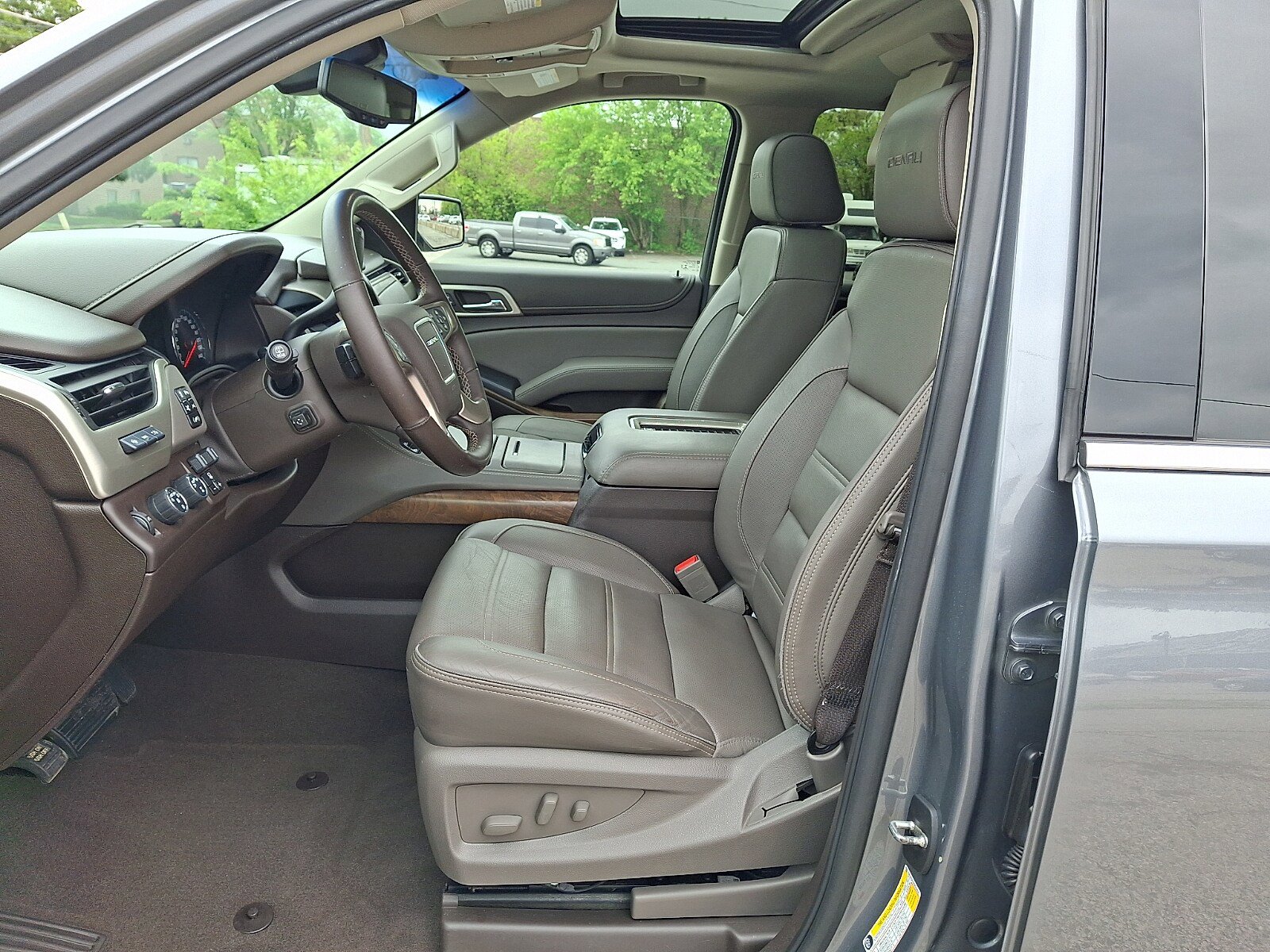 Used 2019 GMC Yukon Denali w/ Denali Ultimate Package AWD/4WD image 14