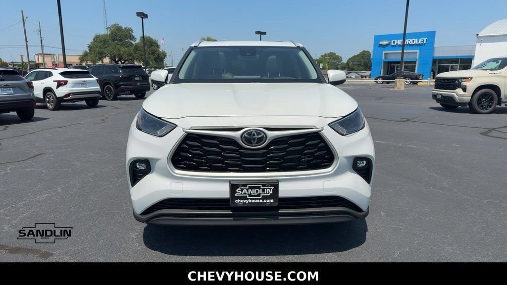 Used 2022 Toyota Highlander XLE FWD image 3