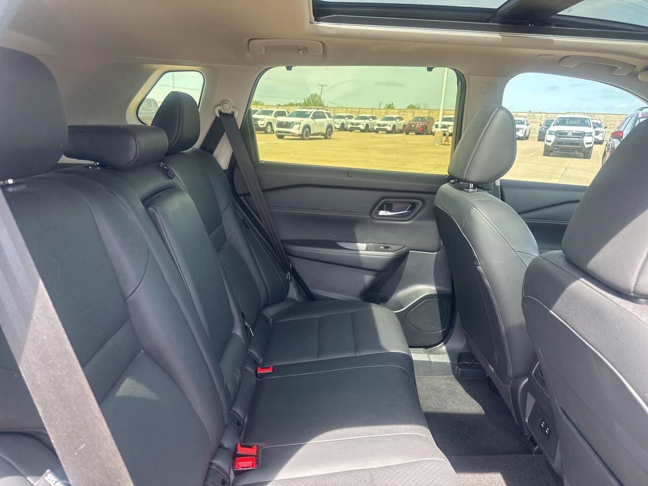 Used 2024 Nissan Rogue SV w/ SV Premium Package image 32