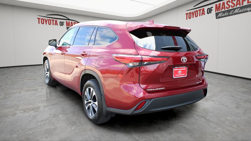 Used 2021 Toyota Highlander XLE AWD/4WD image 3