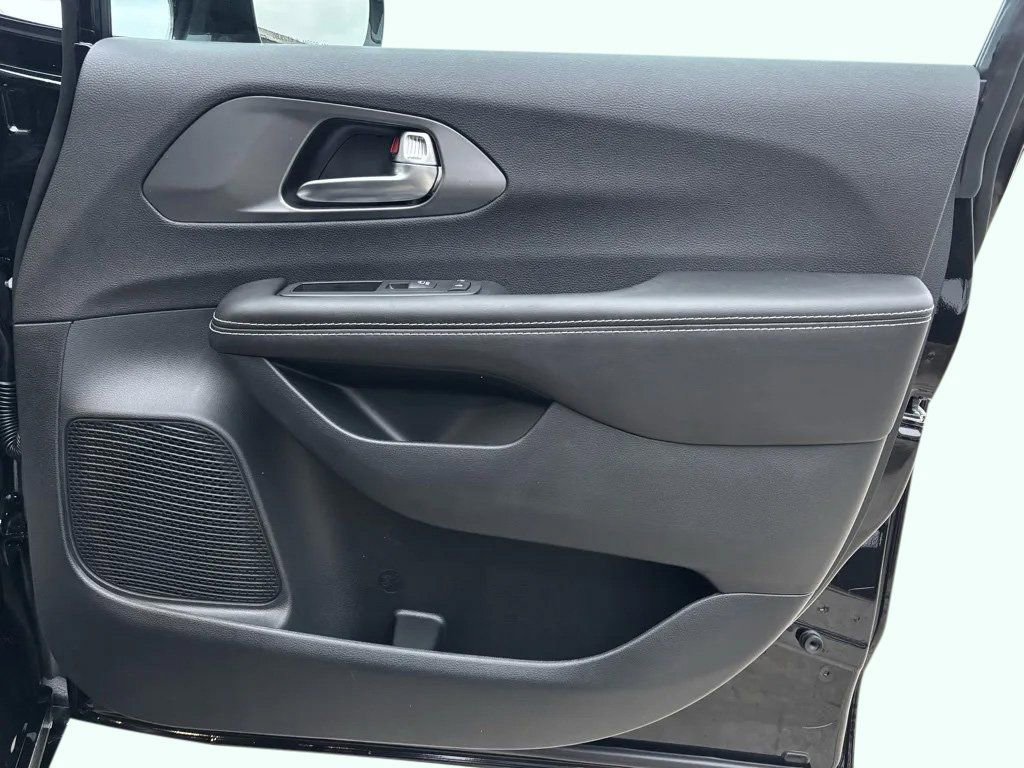 New 2026 Chrysler Pacifica Select w/ S Appearance Package AWD/4WD image 28