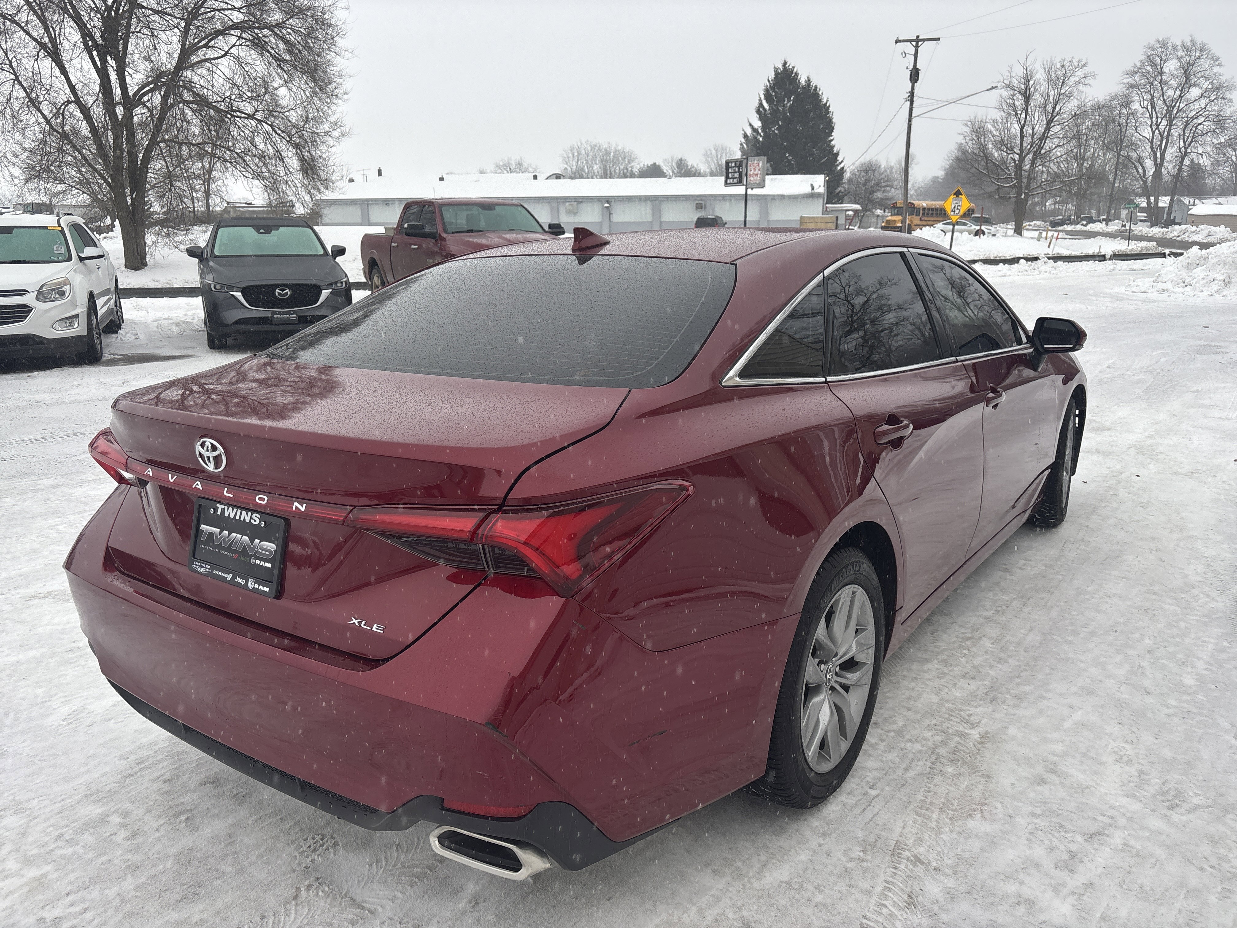 Used 2022 Toyota Avalon XLE FWD image 3