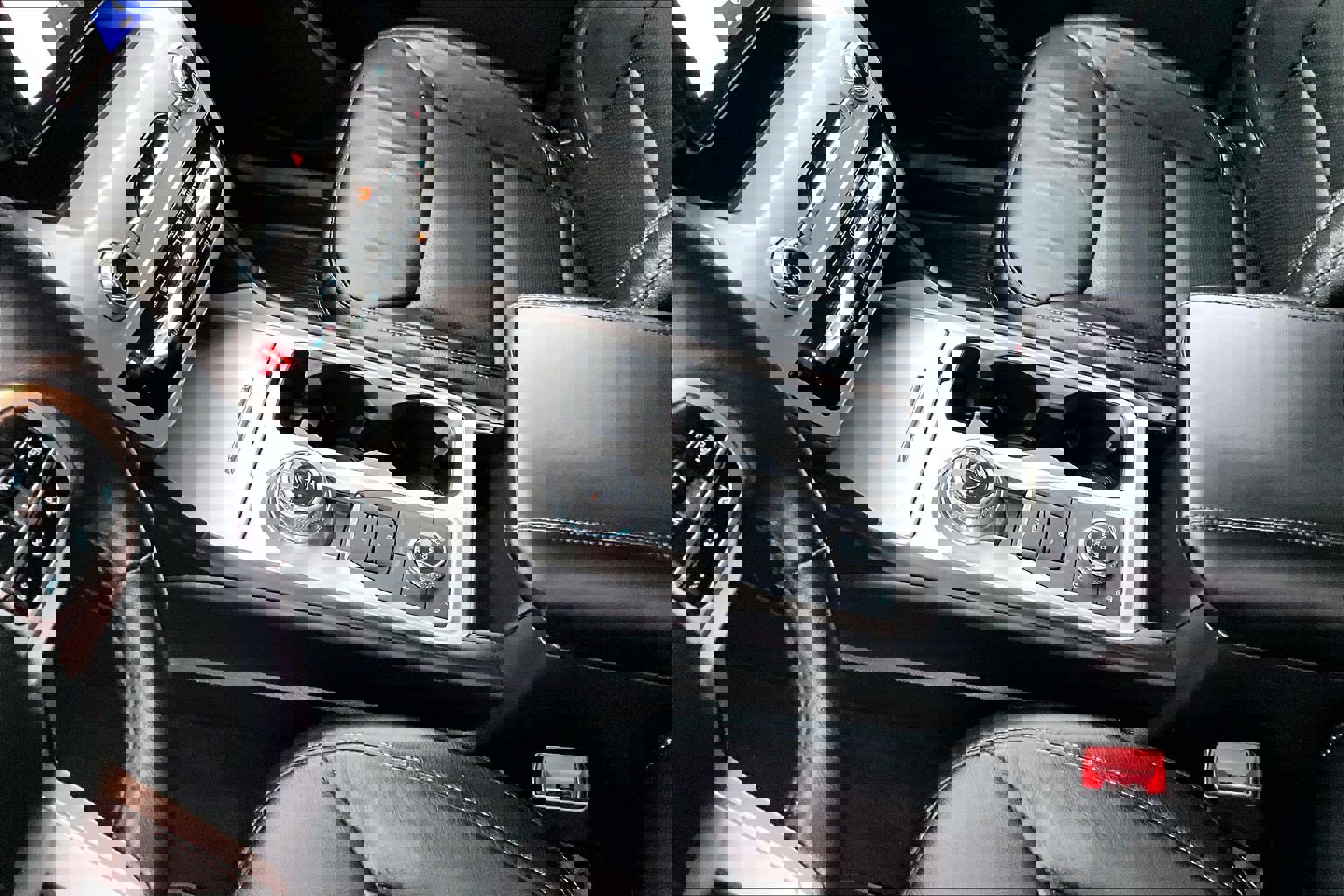 Used 2024 Ford Explorer XLT image 15