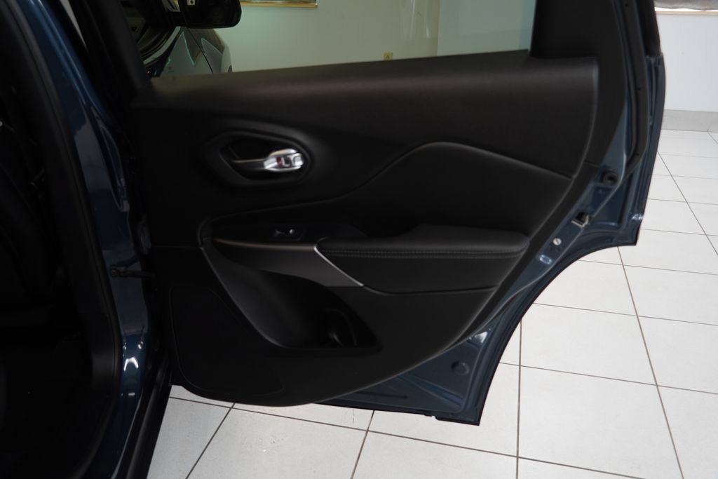 Used 2021 Jeep Cherokee Latitude Lux w/ Sun & Sound Group AWD/4WD image 24
