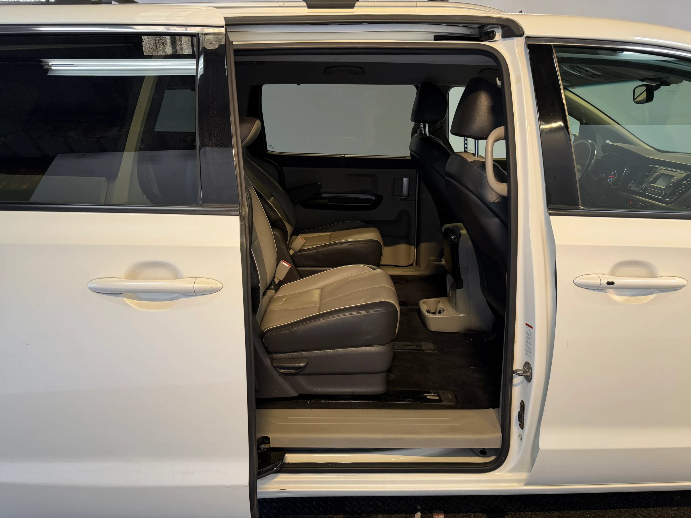 Used 2016 Kia Sedona EX FWD image 36