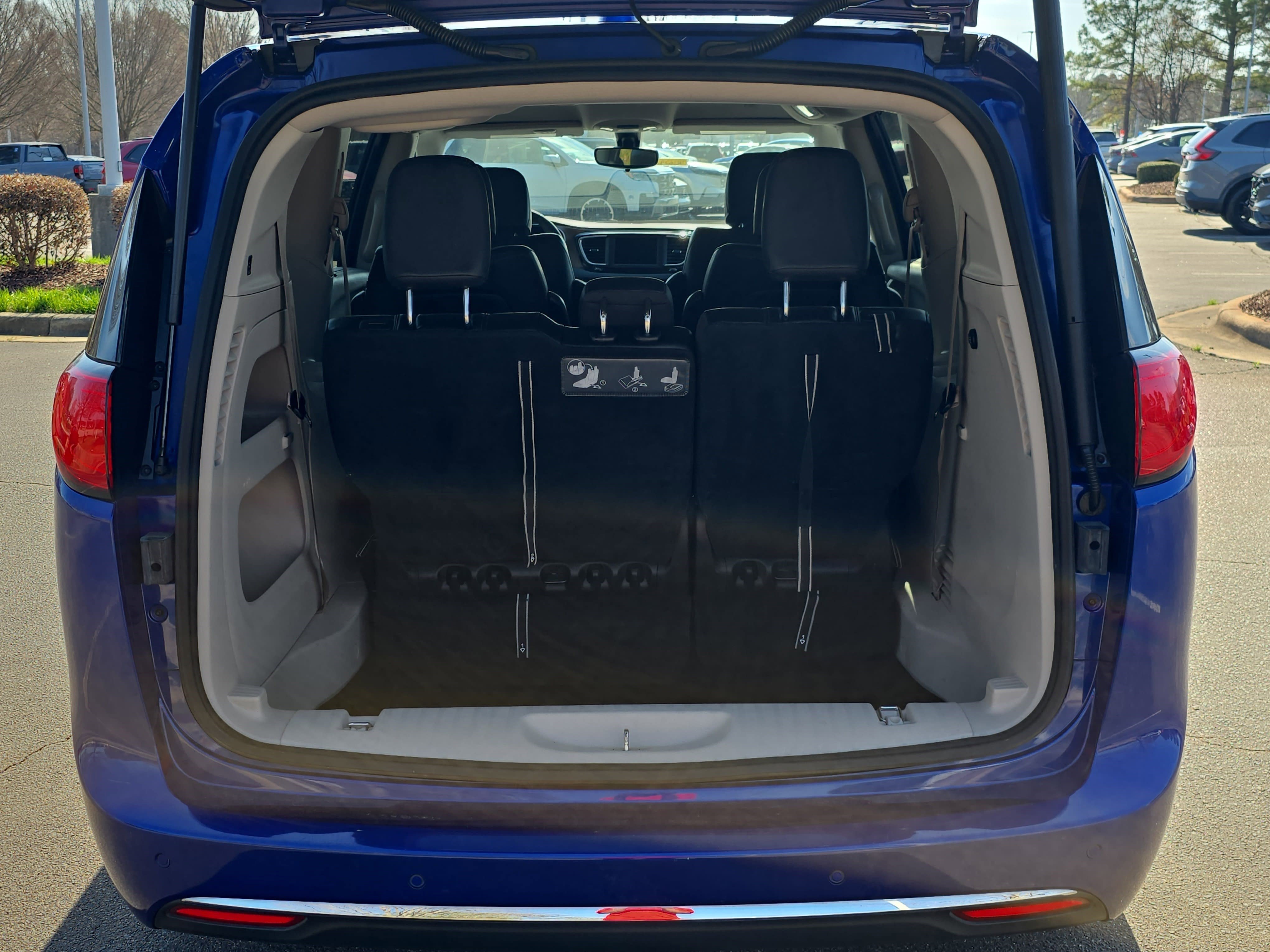 Used 2018 Chrysler Pacifica Touring-L image 14