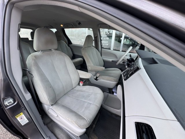 Used 2014 Toyota Sienna L image 11