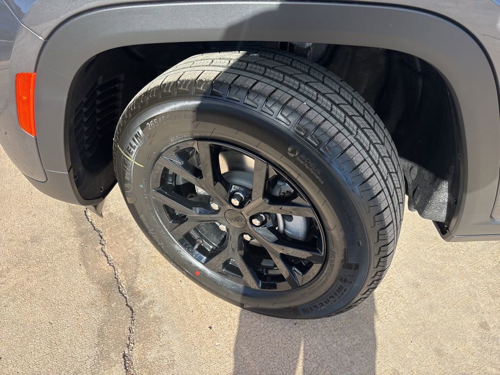 New 2025 Jeep Grand Cherokee Altitude image 9