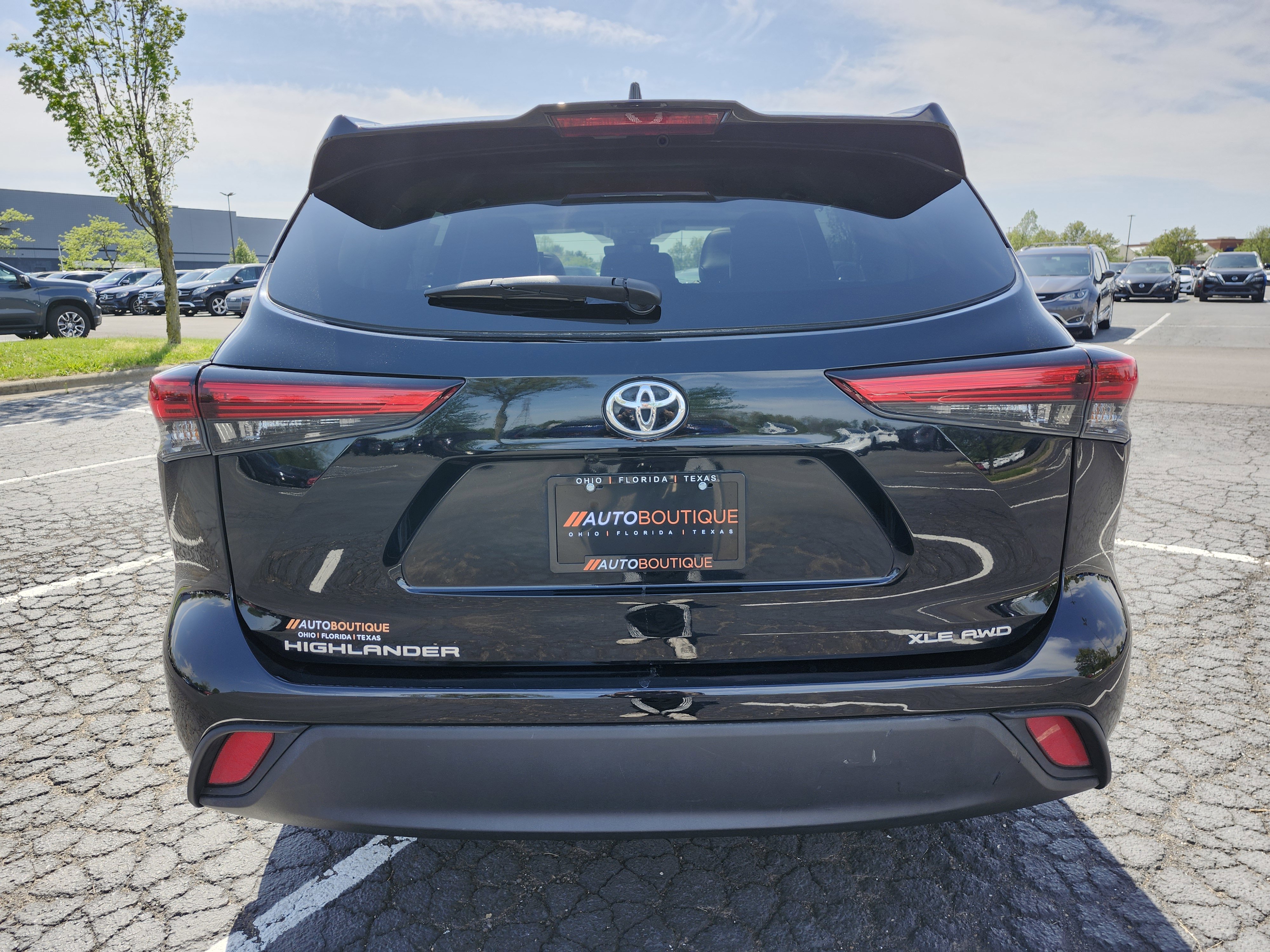 Used 2022 Toyota Highlander XLE AWD/4WD image 19