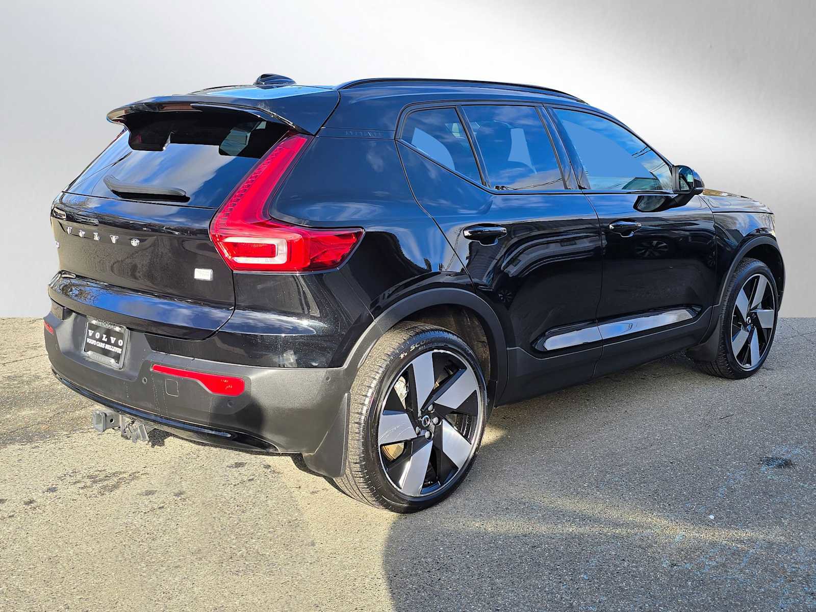 Used 2023 Volvo XC40 Recharge Ultimate w/ Protection Package Premier image 3