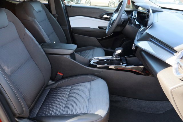 Certified 2025 Chevrolet Trax LT image 24