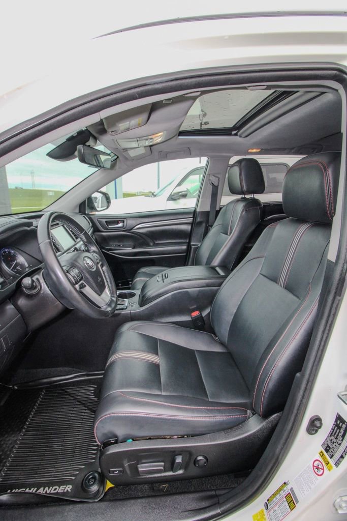 Used 2019 Toyota Highlander SE w/ Nightshade Edition AWD/4WD image 17