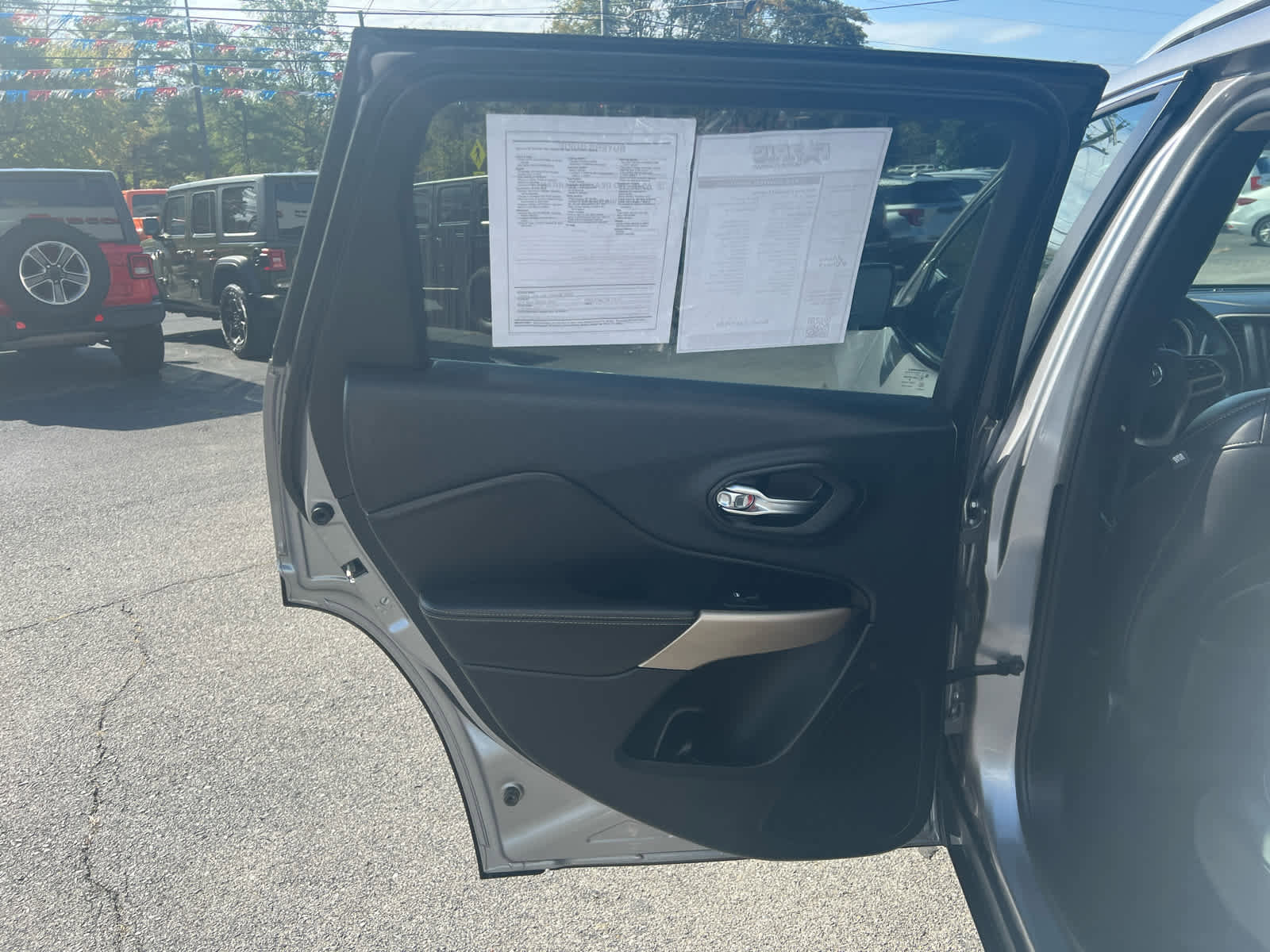 Used 2018 Jeep Cherokee Limited image 14