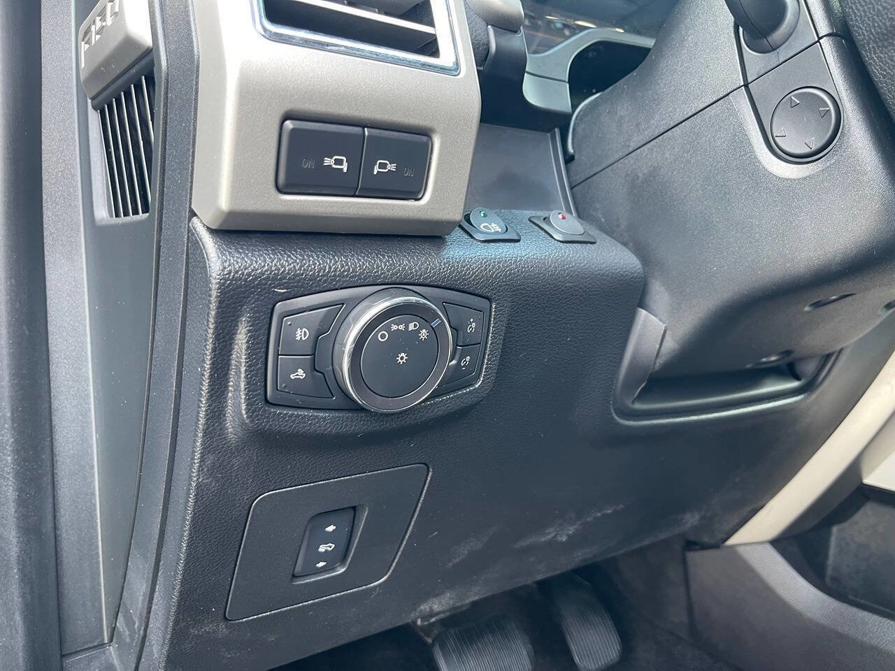 Used 2016 Ford F150 Lariat w/ Equipment Group 502A Luxury AWD/4WD image 25