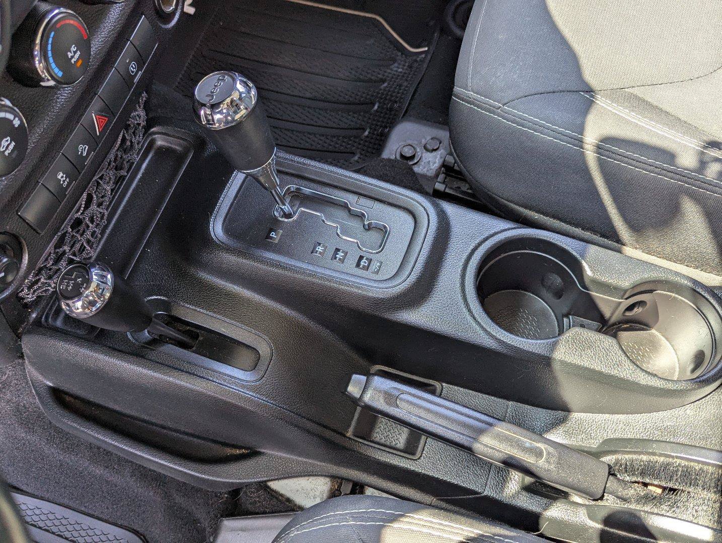Used 2018 Jeep Wrangler Unlimited Sahara w/ Connectivity Group AWD/4WD image 15